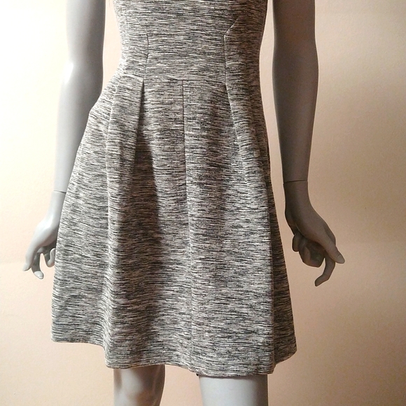 Beautifully Cut Fitted Dress - Picture 3 of 6